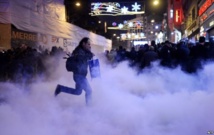 الشرطة التركية تتصدى بالغاز المسيل للدموع لمتظاهرين يحيون ذكرى الانتفاضة الشرطة التركية تتصدى بالغاز المسيل للدموع لمتظاهرين يحيون ذكرى الانتفاضة