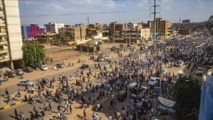 متظاهرون يغلقون شوارع بالخرطوم للمطالبة بالحكم المدني