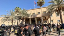 متظاهرون في بغداد يقتحمون مقر الحكومة وقصر الرئاسة