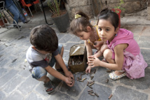 سكان "محطة التوت" في دمشق يحصدون الرصاص بدل الفاكهة سكان "محطة التوت" في دمشق يحصدون الرصاص بدل الفاكهة