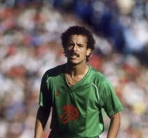 بلومي يدعو لاعبي الجزائر لاخذ الثأر من الألمان بلومي يدعو لاعبي الجزائر لاخذ الثأر من الألمان