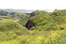 سومينلينا جزيرة  محصنة لكنها تخشى غزو جيوش السياح