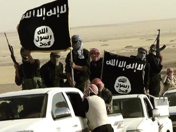 تنظيم "داعش" يرغم عشرات الاف السكان على مغادرة بلداتهم شرق سوريا تنظيم "داعش" يرغم عشرات الاف السكان على مغادرة بلداتهم شرق سوريا