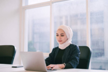 المحكمة: إن الشركات التي في الاتحاد الأوروبي يمكنها منع ارتداء الحجاب ما دام حظرًا عامًّا لا يميز بين الموظفين المحكمة: إن الشركات التي في الاتحاد الأوروبي يمكنها منع ارتداء الحجاب ما دام حظرًا عامًّا لا يميز بين الموظفين
