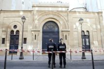 القاء قنبلة حارقة على معبد يهودي في فرنسا القاء قنبلة حارقة على معبد يهودي في فرنسا