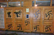 صلبان معقوفة وكلمة حماس على جدران كنيس في ميامي صلبان معقوفة وكلمة حماس على جدران كنيس في ميامي