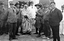 عمر المختار اسيرا بيد الجنرالات الايطاليين عمر المختار اسيرا بيد الجنرالات الايطاليين