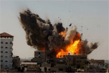 قصف عنيف على غزة وعرض فلسطيني لتهدئة انسانية
