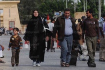 سكان في غزة يطالبون بهدنة تتضمن رفعا للحصار سكان في غزة يطالبون بهدنة تتضمن رفعا للحصار