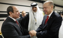 الرئيس التركي رجب طيب أردوغان يصافح الرئيس المصري عبد الفتاح السيسي بحضور أمير قطر تميم بن حمد_ 20 من تشرين الثاني 2022 (صالح موتلو شين/ فيس بوك) الرئيس التركي رجب طيب أردوغان يصافح الرئيس المصري عبد الفتاح السيسي بحضور أمير قطر تميم بن حمد_ 20 من تشرين الثاني 2022 (صالح موتلو شين/ فيس بوك)