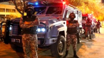 خلال مداهمة أمنية نتج عنها إصابة 5 من رجال الأمن واعتقال 8 أشخاص آخرين، وفق بيان من مديرية الأمن العام خلال مداهمة أمنية نتج عنها إصابة 5 من رجال الأمن واعتقال 8 أشخاص آخرين، وفق بيان من مديرية الأمن العام