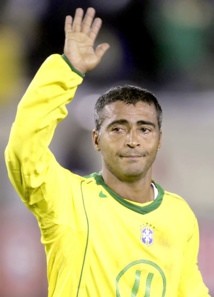 القضاء يلزم روماريو بدفع تعويض قدره 10 ألاف دولار لإهانته رئيس الاتحاد البرازيلي القضاء يلزم روماريو بدفع تعويض قدره 10 ألاف دولار لإهانته رئيس الاتحاد البرازيلي