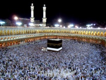 مسلمون يتدفقون من ارجاء العالم الى مكة لاداء مناسك الحج
