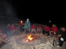 التجمع حول نار المخيم في المساء قد يمثل مصدر إلهام للثقافة البشرية