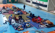 عائلات نجت من الزلزال الذي ضرب مناطق شمال غربي سوريا تبيت في الصالة الرياضية بمدينة اعزاز في ريف حلب - 6 شباط 2023 (عنب بلدي/ ديان جنباز) عائلات نجت من الزلزال الذي ضرب مناطق شمال غربي سوريا تبيت في الصالة الرياضية بمدينة اعزاز في ريف حلب - 6 شباط 2023 (عنب بلدي/ ديان جنباز)