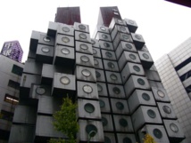 مبنى "الكبسولات" السكنية في طوكيو مهدد بالدمار