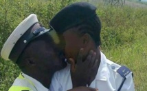 تسريح شرطيين في تنزانيا بسبب... قبلة! تسريح شرطيين في تنزانيا بسبب... قبلة!