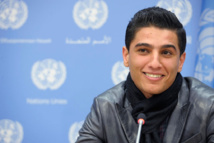 طلاب غاضبون يرشقون بالحجارة موكب الفنان الفلسطيني محمد عساف طلاب غاضبون يرشقون بالحجارة موكب الفنان الفلسطيني محمد عساف