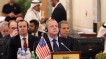 الجنرال جون الن في اثناء اجتماع الكويت في 27 اكتوبر 2014