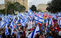 إسرائيليون يتظاهرون أمام الكنيست ضد الإصلاح القضائي الذي تخطط له الحكومة، في القدس، 27 مارس، 2023. - تايمز اوف اسرائيل