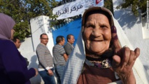 رسميا : إعادة انتخابات الرئاسة في تونس والمنافسة بين السبسي والمرزوقي رسميا : إعادة انتخابات الرئاسة في تونس والمنافسة بين السبسي والمرزوقي