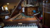 "ميتم" لالات البيانو في فرنسا يعيد زائره الى ازمان ماضية