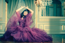 نجمة الأوبرا الروسية "نتربكو" تظهر مع قائد للانفصاليين الأوكرانيين وترفع علمهم