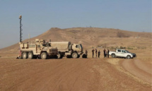 آليات عسكرية أمريكية بجانب سكان محليين في سوريا (سبوتنيك) آليات عسكرية أمريكية بجانب سكان محليين في سوريا (سبوتنيك)