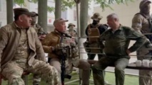 يفغيني بريغوجين بزيه العسكري بصحبة مقاتليه أمام مقر القيادة الجنوبية للجيش الروسي في روستوف أون دون - غيتي ايمج يفغيني بريغوجين بزيه العسكري بصحبة مقاتليه أمام مقر القيادة الجنوبية للجيش الروسي في روستوف أون دون - غيتي ايمج