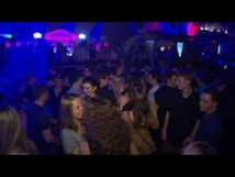 ألماني يرهن رفيقته بأحد المراقص الى ان يأتي بثمن المشروبات ألماني يرهن رفيقته بأحد المراقص الى ان يأتي بثمن المشروبات