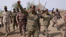مقطع مصور يظهر وصول رئيس مجلس السيادة إلى اجتماع عسكري بالعاصمة الخرطوم وهو حامل سلاحا رشاشا ومسدسا وقنبلة يدوية- ايه ايه مقطع مصور يظهر وصول رئيس مجلس السيادة إلى اجتماع عسكري بالعاصمة الخرطوم وهو حامل سلاحا رشاشا ومسدسا وقنبلة يدوية- ايه ايه