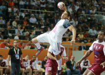 الأمير تميم يسلم فرنسا كأس العالم لكرة اليد