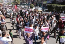 الحوثيون يفرقون بالرصاص تظاهرة "رافضة للانقلاب" بصنعاء الحوثيون يفرقون بالرصاص تظاهرة "رافضة للانقلاب" بصنعاء