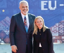 رئيس الوزراء الألباني إيدي راما مع رئيسة وزراء ايطاليا-اكي رئيس الوزراء الألباني إيدي راما مع رئيسة وزراء ايطاليا-اكي