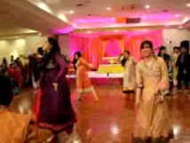 عروس هندية تختار الزواج من أحد الضيوف في حفل الزفاف عروس هندية تختار الزواج من أحد الضيوف في حفل الزفاف