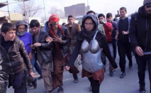 فتاة أفغانية ترتدي درعا حديديا