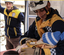 الخوذ البيضاء انقذت مدنيين واطفال اثناء القصف - الخوذ البيضاء الخوذ البيضاء انقذت مدنيين واطفال اثناء القصف - الخوذ البيضاء