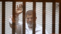 محاكمة مرسي و24 اخرين بتهمة اهانة القضاء في ايار/مايو المقبل