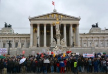 أصحاب البارات والمطاعم يحتجون على قانون حظر التدخين في النمسا أصحاب البارات والمطاعم يحتجون على قانون حظر التدخين في النمسا