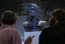 عرض تمثال للمخبر الهارب "سنودن" في صالة فنون بنيويورك عرض تمثال للمخبر الهارب "سنودن" في صالة فنون بنيويورك