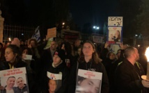 متظاهرون في مسيرة في القدس يحملون لافتات عليها أسماء ووجوه الرهائن الذين تحتجزهم حماس في غزة، 24 فبراير، 2024. (Charlie Summers/Times of Israel)