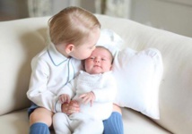 العائلة الملكية البريطانية تنشر أول صورة لشارلوت مع شقيقها جورج