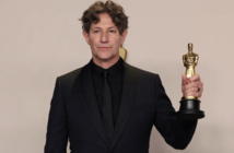 المخرج البريطاني جوناثان غليزر يحاملا جائزة الاوسكار - سكرين شوت المخرج البريطاني جوناثان غليزر يحاملا جائزة الاوسكار - سكرين شوت