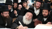 ارشيفية لحاخامات من الحريديم يكتبون لفافة توراتية - ويكيميديا ارشيفية لحاخامات من الحريديم يكتبون لفافة توراتية - ويكيميديا