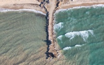 رصيف بحري مؤقت أقيم في غزة استعدادا لوصول المساعدات الإنسانية، مارس 2024. (IDF Spokesperson) رصيف بحري مؤقت أقيم في غزة استعدادا لوصول المساعدات الإنسانية، مارس 2024. (IDF Spokesperson)