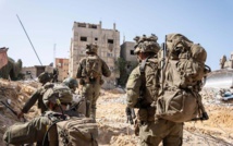 جنود من لواء الكوماندوز يعملون في حي الأمل في خان يونس، في صورة تم نشرها في 2 أبريل، 2024. (IDF)