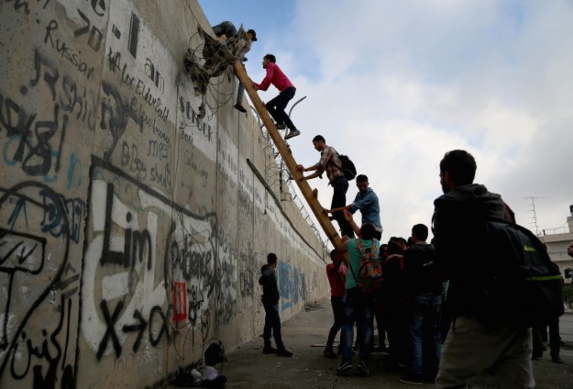 فلسطينيون يتسلقون "جدار الفصل" للصلاة في المسجد الأقصى فلسطينيون يتسلقون "جدار الفصل" للصلاة في المسجد الأقصى