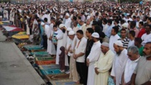 شيعة وسنة يؤدون صلاة الجمعة معا في البحرين شيعة وسنة يؤدون صلاة الجمعة معا في البحرين