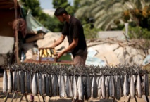 "الرنجة" المصرية تزين موائد الغزيين في أول أيام عيد الفطر "الرنجة" المصرية تزين موائد الغزيين في أول أيام عيد الفطر