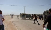 عناصر من "هيئة تحرير الشام" يشتبكون مع متظاهرين مطالبين بإسقاط قائد الفصيل "أبو محمد الجولاني" في مدينة بنش شرقي إدلب - 17 من أيار 2024 (عمر حاج قدور/ فيس بوك) عناصر من "هيئة تحرير الشام" يشتبكون مع متظاهرين مطالبين بإسقاط قائد الفصيل "أبو محمد الجولاني" في مدينة بنش شرقي إدلب - 17 من أيار 2024 (عمر حاج قدور/ فيس بوك)
